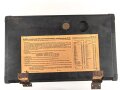 Wehrmacht Rundfunkempfänger AEG Batteriesuper 452 Bw. Originallack, optisch sehr gut, der Deckel lose beiliegend, Rückwandschrauben ohne Funktion.Technische Funktion nicht geprüft