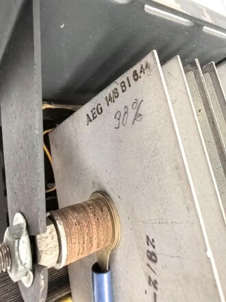Gleichrichter a Wehrmacht datiert 1944. Gehäuse und Deckel überlackiert, Funktion nicht geprüft
