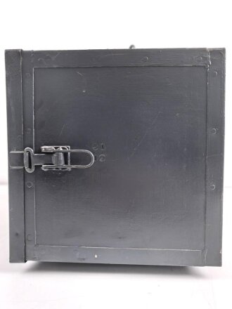 Gleichrichter a Wehrmacht datiert 1944. Gehäuse und Deckel überlackiert, Funktion nicht geprüft