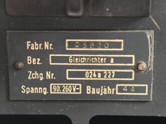 Gleichrichter a Wehrmacht datiert 1944. Gehäuse und Deckel überlackiert, Funktion nicht geprüft