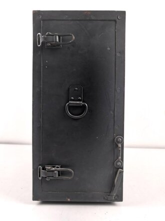 Zubehörtornister für Tornisterfunkgerät d2  "Torn.Fu.d2" der Wehrmacht. Originallack, die beiden Schrauben fasst nicht. Funktion nicht geprüft