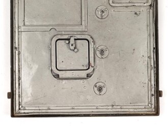 Gehäusedeckel zum Zubehörtornister für Tornisterfunkgerät b1 der Wehrmacht. Neuzeitlich überlackiert, nicht gereinigt