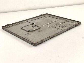 Gehäusedeckel zum Zubehörtornister für Tornisterfunkgerät b1 der Wehrmacht. Neuzeitlich überlackiert, nicht gereinigt