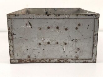 Modifiziertes Gehäuse zum Zubehörtornister für Tornisterfunkgerät b1 der Wehrmacht. Neuzeitlich überlackiert, nicht gereinigt