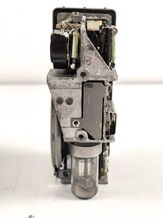 Kleinfunksprecher d " Dorette" . Gerät Nummer 1531 von 1944. Tiefdunkelblauer Originallack, wenig oder nicht benutztes Gerät. Variante ohne die Halterung für den Batteriekasten, so von einem Urgestein des Funksammelns als