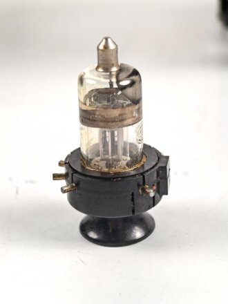 Kleinfunksprecher d " Dorette" . Gerät Nummer 1531 von 1944. Tiefdunkelblauer Originallack, wenig oder nicht benutztes Gerät. Variante ohne die Halterung für den Batteriekasten, so von einem Urgestein des Funksammelns als