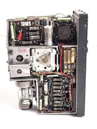 Kleinfunksprecher d " Dorette" . Gerät Nummer 1531 von 1944. Tiefdunkelblauer Originallack, wenig oder nicht benutztes Gerät. Variante ohne die Halterung für den Batteriekasten, so von einem Urgestein des Funksammelns als