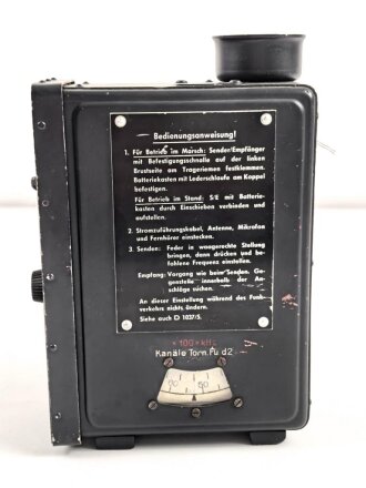 Kleinfunksprecher d " Dorette" . Gerät Nummer 1531 von 1944. Tiefdunkelblauer Originallack, wenig oder nicht benutztes Gerät. Variante ohne die Halterung für den Batteriekasten, so von einem Urgestein des Funksammelns als