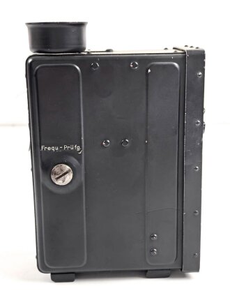 Kleinfunksprecher d " Dorette" . Gerät Nummer 1531 von 1944. Tiefdunkelblauer Originallack, wenig oder nicht benutztes Gerät. Variante ohne die Halterung für den Batteriekasten, so von einem Urgestein des Funksammelns als