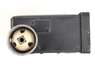 Kleinfunksprecher d " Dorette" . Gerät Nummer 1531 von 1944. Tiefdunkelblauer Originallack, wenig oder nicht benutztes Gerät. Variante ohne die Halterung für den Batteriekasten, so von einem Urgestein des Funksammelns als