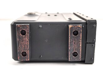 Kleinfunksprecher d " Dorette" . Gerät Nummer 1531 von 1944. Tiefdunkelblauer Originallack, wenig oder nicht benutztes Gerät. Variante ohne die Halterung für den Batteriekasten, so von einem Urgestein des Funksammelns als