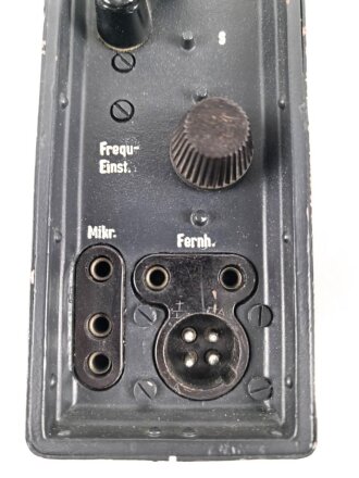 Kleinfunksprecher d " Dorette" . Gerät Nummer 1531 von 1944. Tiefdunkelblauer Originallack, wenig oder nicht benutztes Gerät. Variante ohne die Halterung für den Batteriekasten, so von einem Urgestein des Funksammelns als