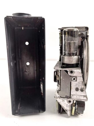 Kleinfunksprecher d " Dorette" . Gerät Nummer 1531 von 1944. Tiefdunkelblauer Originallack, wenig oder nicht benutztes Gerät. Variante ohne die Halterung für den Batteriekasten, so von einem Urgestein des Funksammelns als
