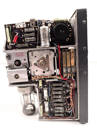 Kleinfunksprecher d " Dorette" . Gerät Nummer 1531 von 1944. Tiefdunkelblauer Originallack, wenig oder nicht benutztes Gerät. Variante ohne die Halterung für den Batteriekasten, so von einem Urgestein des Funksammelns als