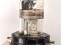 Kleinfunksprecher d " Dorette" . Gerät Nummer 1531 von 1944. Tiefdunkelblauer Originallack, wenig oder nicht benutztes Gerät. Variante ohne die Halterung für den Batteriekasten, so von einem Urgestein des Funksammelns als