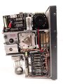 Kleinfunksprecher d " Dorette" . Gerät Nummer 1531 von 1944. Tiefdunkelblauer Originallack, wenig oder nicht benutztes Gerät. Variante ohne die Halterung für den Batteriekasten, so von einem Urgestein des Funksammelns als