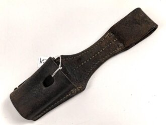 Kaiserreich und 1. Weltkrieg, Koppelschuh zum Seitengewehr Modell 98/05. Gebraucht, ohne erkennbare Stempelung, eine Niete ausgerissen, Naht etwas offen