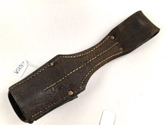 Kaiserreich und 1. Weltkrieg, Koppelschuh zum Seitengewehr Modell 98/05. Gebraucht, ohne erkennbare Stempelung, eine Niete ausgerissen, Naht etwas offen