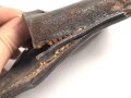 Kaiserreich und 1. Weltkrieg, Koppelschuh zum Seitengewehr Modell 98/05. Gebraucht, ohne erkennbare Stempelung, eine Niete ausgerissen, Naht etwas offen