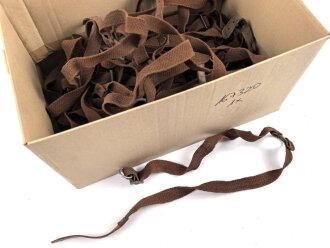 Riemen aus Web Ersatzmaterial mit teils Deutschen, teils Italienischen ? Metallbeschlägen. Der Ring hat einen Durchmesser von 4,3mm, der lange Riemen hat eine Länge von 56cm. Sie erhalten ein ( 1 ) Stück