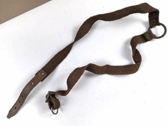 Riemen aus Web Ersatzmaterial mit teils Deutschen, teils Italienischen ? Metallbeschlägen. Der Ring hat einen Durchmesser von 4,3mm, der lange Riemen hat eine Länge von 56cm. Sie erhalten ein ( 1 ) Stück
