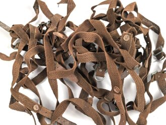 Konvolut Riemen aus Web Ersatzmaterial mit teils Deutschen, teils Italienischen ? Metallbeschlägen. Der Ring hnat einen Durchmesser von 4,3mm, der lange Riemen hat eine Länge von 56cm.