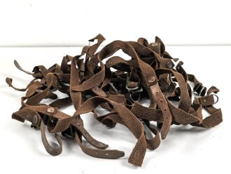 Konvolut Riemen aus Web Ersatzmaterial mit teils Deutschen, teils Italienischen ? Metallbeschlägen. Der Ring hnat einen Durchmesser von 4,3mm, der lange Riemen hat eine Länge von 56cm.
