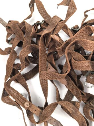 Konvolut Riemen aus Web Ersatzmaterial mit teils Deutschen, teils Italienischen ? Metallbeschlägen. Der Ring hnat einen Durchmesser von 4,3mm, der lange Riemen hat eine Länge von 56cm.