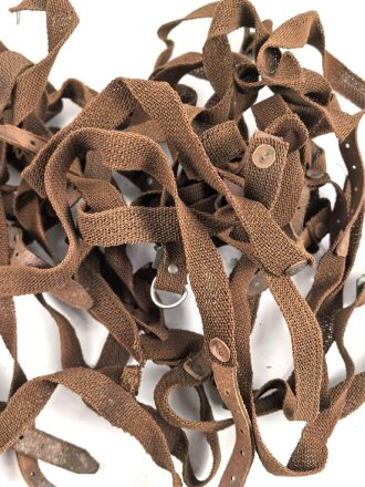 Konvolut Riemen aus Web Ersatzmaterial mit teils Deutschen, teils Italienischen ? Metallbeschlägen. Der Ring hnat einen Durchmesser von 4,3mm, der lange Riemen hat eine Länge von 56cm.