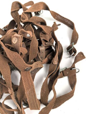 Konvolut Riemen aus Web Ersatzmaterial mit teils Deutschen, teils Italienischen ? Metallbeschlägen. Der Ring hnat einen Durchmesser von 4,3mm, der lange Riemen hat eine Länge von 56cm.