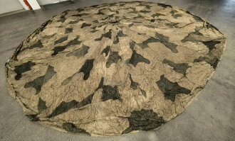 Fallschirmkappe Luftwaffe getarnt, 20 Felder, etliche kleinere Beschädigungen, Durchmesser etwa 700-750cm