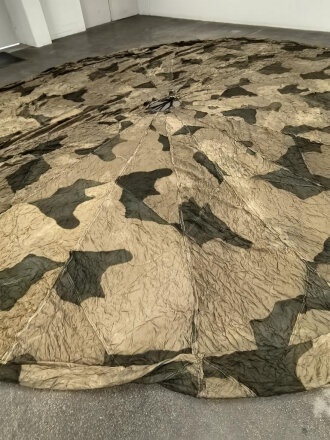 Fallschirmkappe Luftwaffe getarnt, 20 Felder, etliche kleinere Beschädigungen, Durchmesser etwa 700-750cm