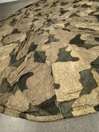 Fallschirmkappe Luftwaffe getarnt, 20 Felder, etliche kleinere Beschädigungen, Durchmesser etwa 700-750cm