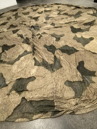 Fallschirmkappe Luftwaffe getarnt, 20 Felder, etliche kleinere Beschädigungen, Durchmesser etwa 700-750cm