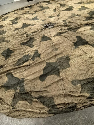 Fallschirmkappe Luftwaffe getarnt, 20 Felder, etliche kleinere Beschädigungen, Durchmesser etwa 700-750cm