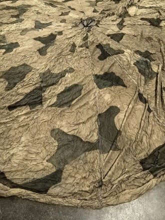 Fallschirmkappe Luftwaffe getarnt, 20 Felder, etliche kleinere Beschädigungen, Durchmesser etwa 700-750cm