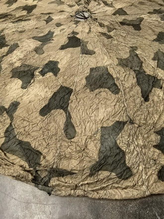 Fallschirmkappe Luftwaffe getarnt, 20 Felder, etliche kleinere Beschädigungen, Durchmesser etwa 700-750cm