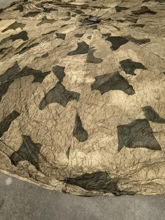 Fallschirmkappe Luftwaffe getarnt, 20 Felder, etliche kleinere Beschädigungen, Durchmesser etwa 700-750cm