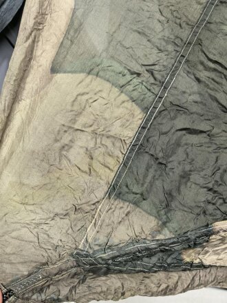 Fallschirmkappe Luftwaffe getarnt, 20 Felder, etliche kleinere Beschädigungen, Durchmesser etwa 700-750cm