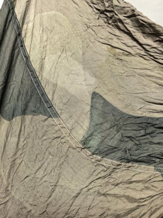 Fallschirmkappe Luftwaffe getarnt, 20 Felder, etliche kleinere Beschädigungen, Durchmesser etwa 700-750cm