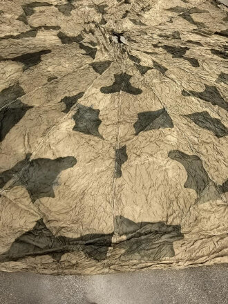 Fallschirmkappe Luftwaffe getarnt, 20 Felder, etliche kleinere Beschädigungen, Durchmesser etwa 700-750cm