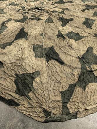 Fallschirmkappe Luftwaffe getarnt, 20 Felder, etliche kleinere Beschädigungen, Durchmesser etwa 700-750cm