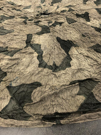 Fallschirmkappe Luftwaffe getarnt, 20 Felder, etliche kleinere Beschädigungen, Durchmesser etwa 700-750cm
