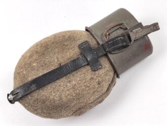 Feldflasche Wehrmacht, getragenes Stück mit stärkeren Altersspuren, ungereinigt