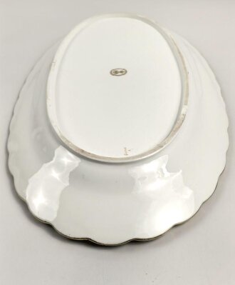 Großbritannien um 1900, große Servierplatte, Breite 57cm, Hergestellt von der englischen Manufaktur Minton verkauft durch den Händler John Mortlock aus der Oxfort Street in London