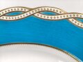 Großbritannien um 1900, große Servierplatte, Breite 57cm, Hergestellt von der englischen Manufaktur Minton verkauft durch den Händler John Mortlock aus der Oxfort Street in London