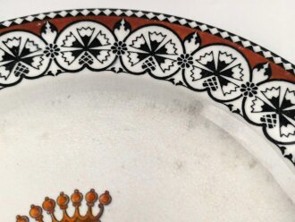 Flacher Teller, Durchmesser 26cm, Monogramm M & R im Logo, Anscheinend Majolika, wahrscheinlich um 1900