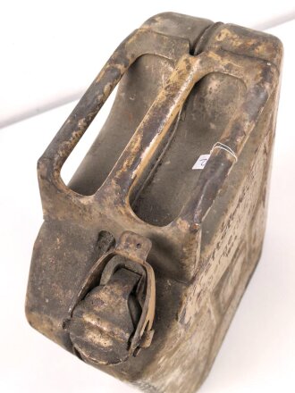 20 Liter Kraftstoffkanister Wehrmacht, datiert 1944. Originallack, ungereinigt. Mit dem seltenen Ausgießer. Leer, dennoch KEIN VERSAND NACH ÜBERSEE