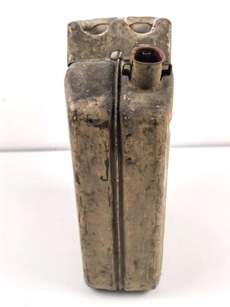 20 Liter Kraftstoffkanister Wehrmacht, datiert 1944. Originallack, ungereinigt. Mit dem seltenen Ausgießer. Leer, dennoch KEIN VERSAND NACH ÜBERSEE