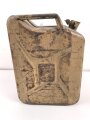 20 Liter Kraftstoffkanister Wehrmacht, datiert 1944. Originallack, ungereinigt. Mit dem seltenen Ausgießer. Leer, dennoch KEIN VERSAND NACH ÜBERSEE